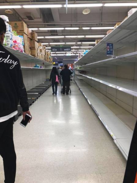 台湾多地市民疯抢纸巾 见面第一句话:\"你买到卫生纸了没?\"