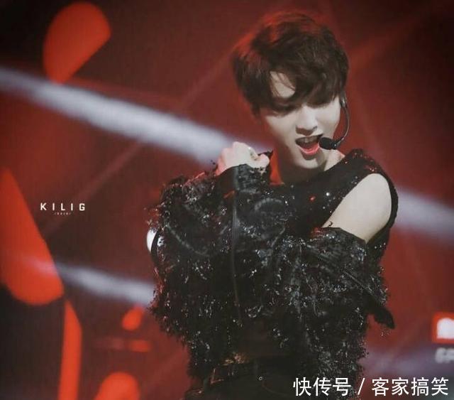 百分九少年粉丝见面会,蔡徐坤被激光笔照射眼