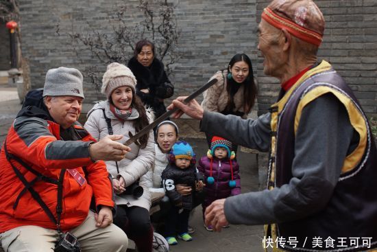 巴基斯坦小伙来中国,见人就说你好,中国人的反应却让他尴尬!