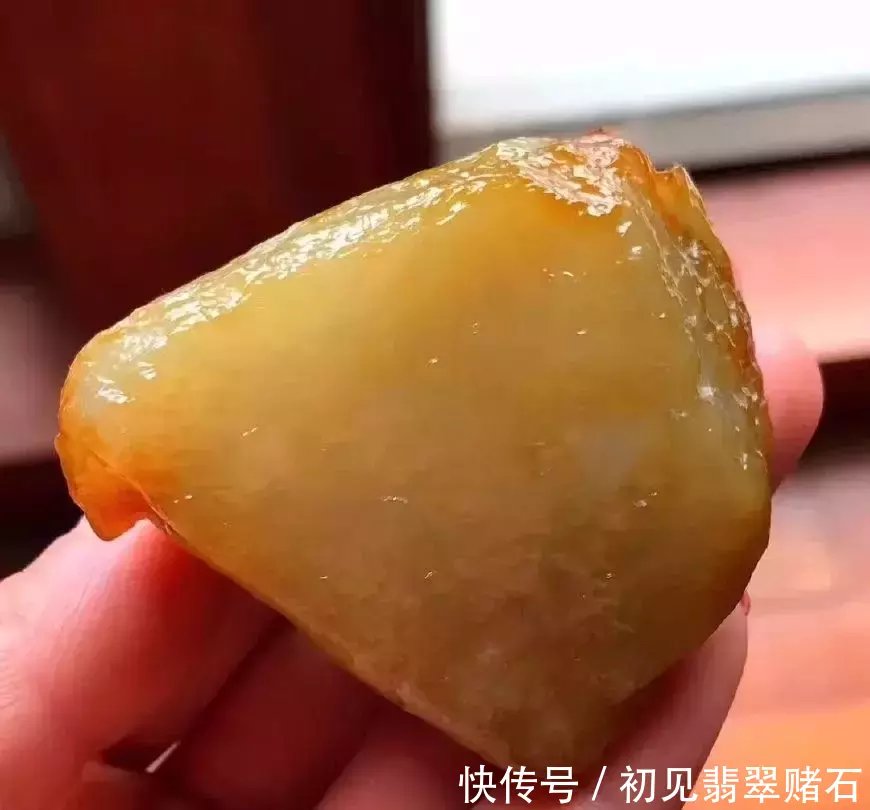 不争气的员工,不听劝阻花2000买的翡翠原石,竟开出罕见鸡油黄! 网络最大赌博平台排行