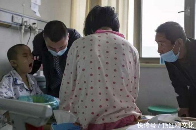 9岁男童患白血病骨瘦如柴,其母哭诉:孩子对不