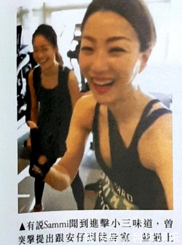 黄心颖2年前照片被扒!她靠许志安怀中开心吐舌