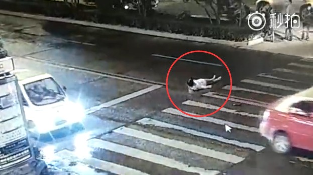 女子过马路被二次碾压致死现场视频曝光 路人冷眼旁观有责任吗