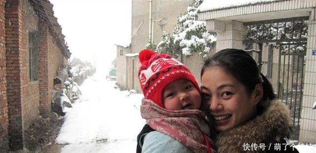 儿说脚疼,宝妈低头一看,立马打电话报警,并夸她