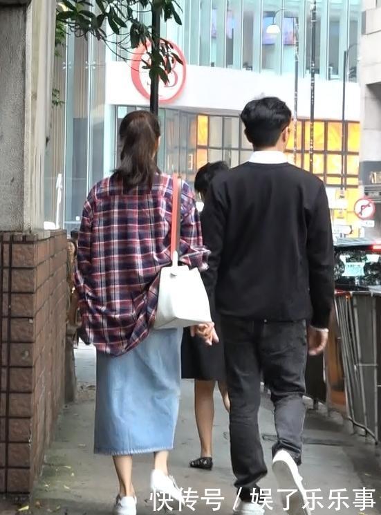 张智霖和袁咏仪素颜去逛街被偶遇,这个细节暴