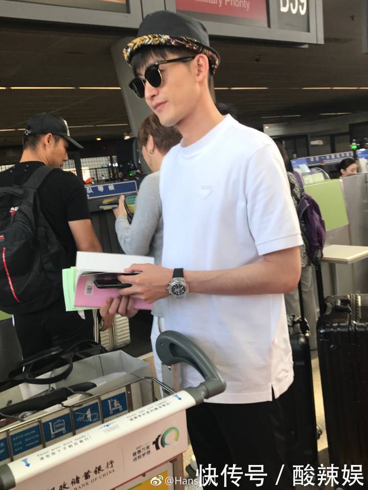 神不只是扮酷和秀长腿 张翰穿白T恤私下被拍颜