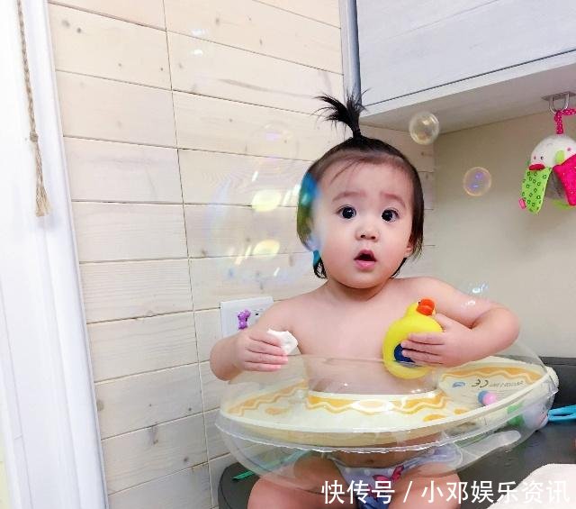 家人晒与眼睛撕作品贴报纸幼儿模仿,舅舅好美,舅妈合照图片