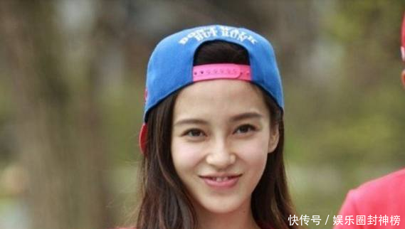 Angelababy出席活动鞋子超赞,黄轩对着空气飙