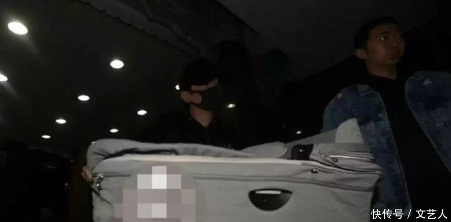 赵丽颖产后首现身,全黑武装四肢纤细,网曝将前