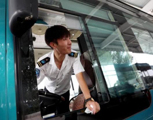 抖音公交司机炎亚纶,看到他正脸后想哭,网友