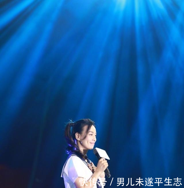 同样的水手服配双马尾 47岁的她和杨幂竟看不