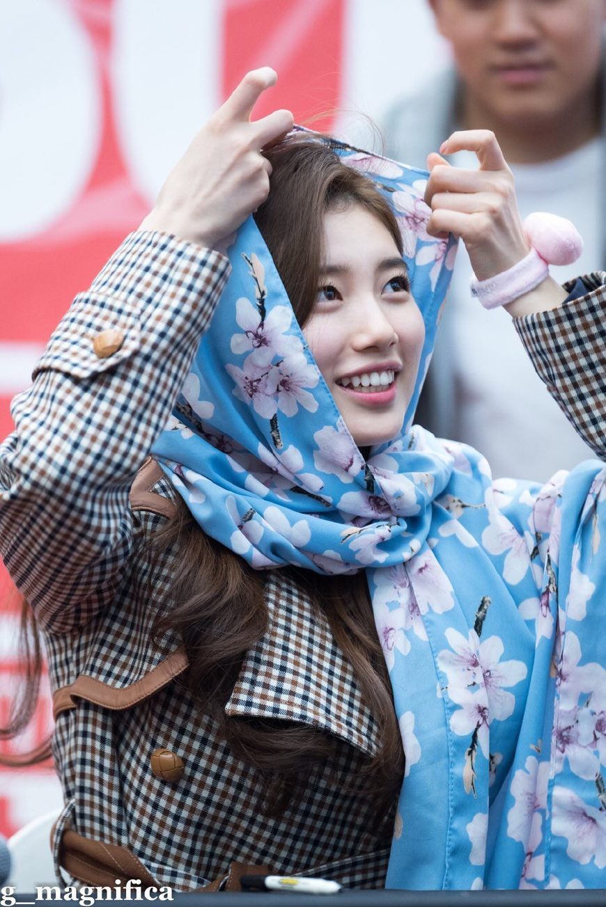 人美心也美!秀智在签售会上收礼物立刻戴上,头