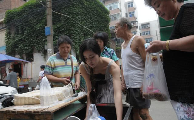女大学生菜市场卖豆腐,生意火爆路人好奇,看到