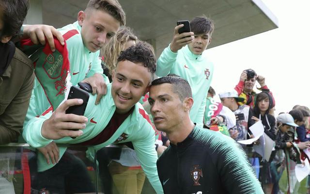 C罗正式回归葡萄牙队备战世界杯,球迷:别一不