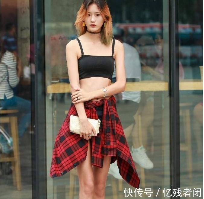 姐姐街拍:靓丽高挑的小吊带,短裤抹胸搭配美女视频摸胸人猜美女图片