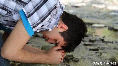 离婚三年大街上碰到前妻,她抱一个小男孩引起我注意,我跪求复婚