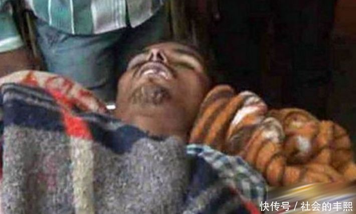 男子被毒蛇咬死后,火化几秒前,看到这一幕在场的人都无语了