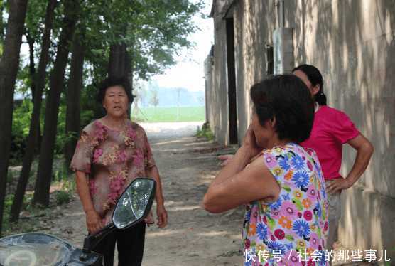 生孩子时婆婆甩手不管，现在婆婆瘫痪了，她的做法让村里人直摇头