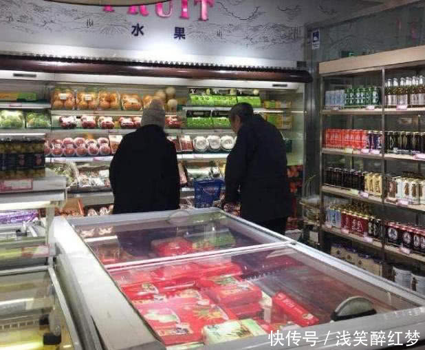 偶遇96岁杨振宁与翁帆逛超市,杨教授帮妻子推