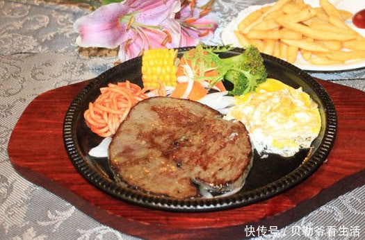 外国人好奇：中国人一般都在西餐厅吃什么，食客的回答让他们好尴