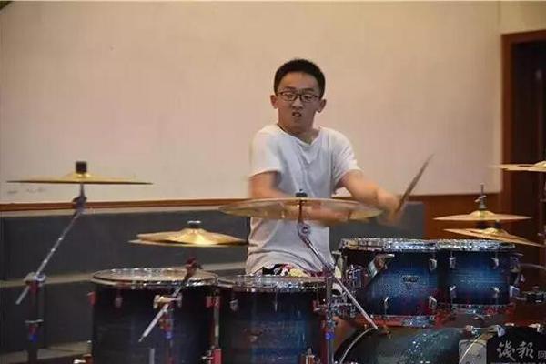 男孩數學只考20分卻被美國名校錄取 方正天的鼓手夢(2)