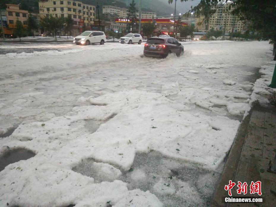 甘肃宕昌突降暴雨冰雹 路面被\＂染白\＂