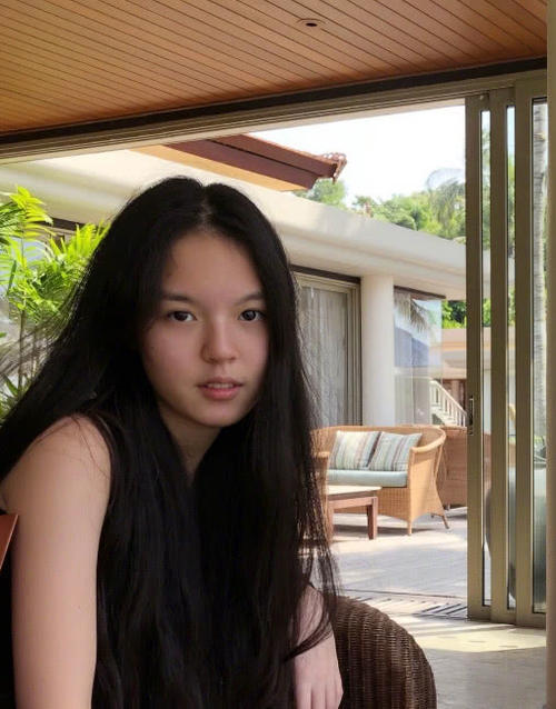 李咏16岁女儿近照曝光,容貌酷似妈妈,看到眉毛