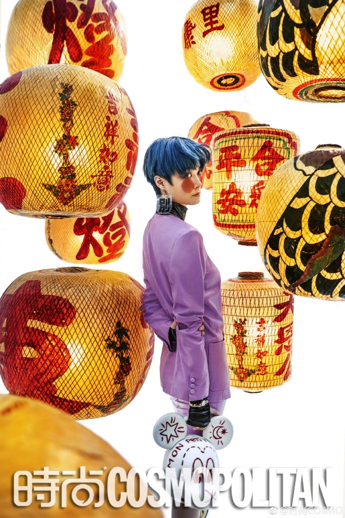 李宇春一头蓝发登杂志封面 “红脸蛋”造型新奇可爱(图4) 李宇春一头蓝发登杂志封面 “红脸蛋”造型新奇可爱(图4)