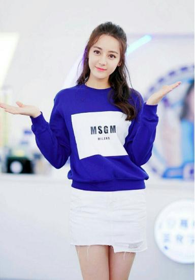 迪丽热巴穿红色抹胸长裙,网友:这看着得有1米