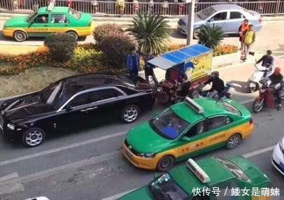 快递小哥撞到劳斯莱斯!车主:你该赔多少赔多少,一分也不能少