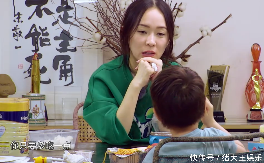 霍思燕家的小区原来是这样,草地都秃了,哪像当