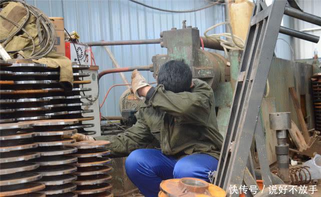 河南13岁男孩申请辍学,铸造厂搬铁块推车赚