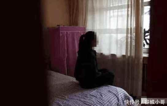 陌生男爬进女孩卧铺, 女孩误认男友全力配合, 醒来大哭