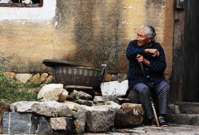 女儿结婚我陪嫁十万,儿子结婚她送个红包,拆开后我一夜没合眼