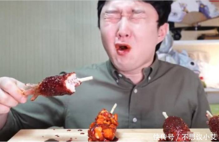韩国男子说辣椒比不上芥末直播吃热狗蘸辣椒,