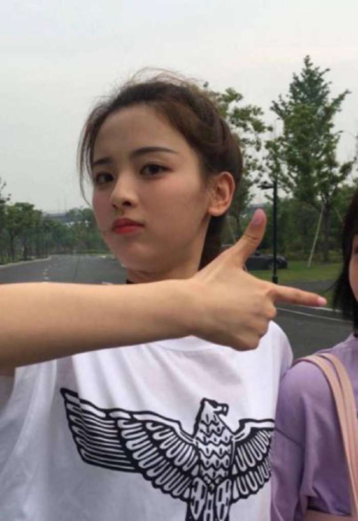 来看看在创造101里面的杨超越, 在别人偷拍的