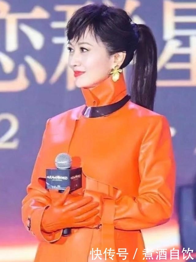 64岁赵雅芝换发型了,空气刘海扎马尾,网友:奶奶