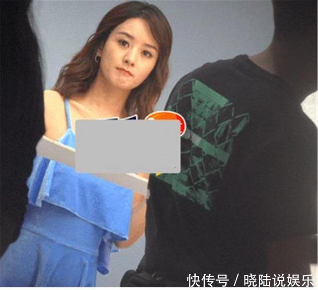 赵丽颖怀孕风波后首现身,蓝色长裙突显腰身,上