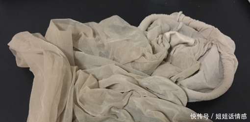 老公出差回来帮他收拾行李,里面有一条丝袜,他