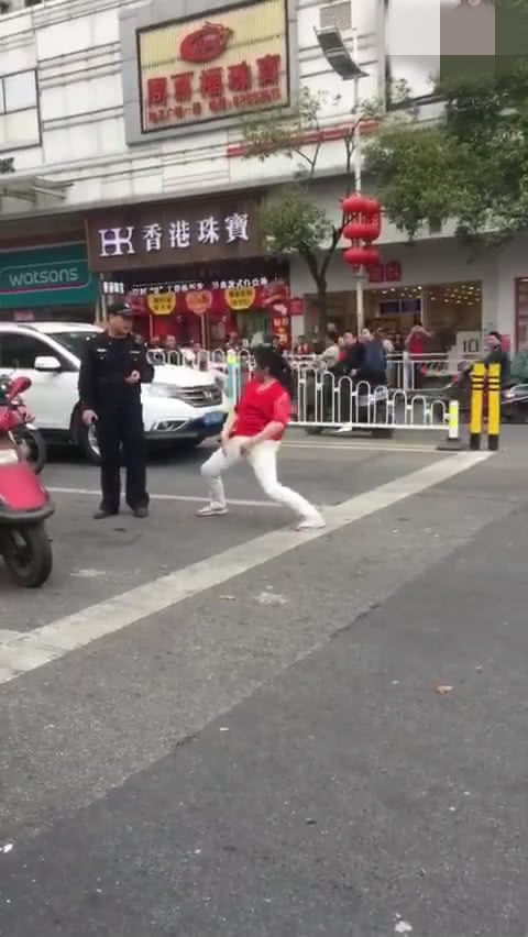 40岁大妈用各种姿势在马路上“调戏”交警!网友:感觉交警有点抗