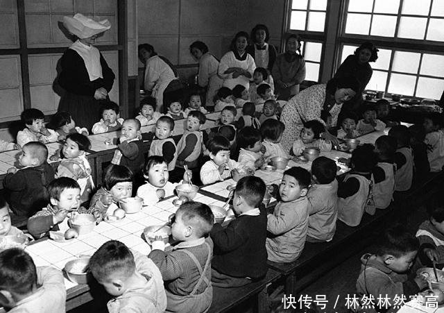 二战后日本老照片,女子穿和服玩呼啦圈,日寇士