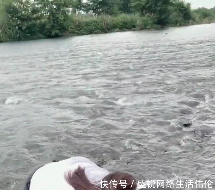 河边美女短裤抓鱼的形象,穿着a美女,富有美女魅力被开后背图片