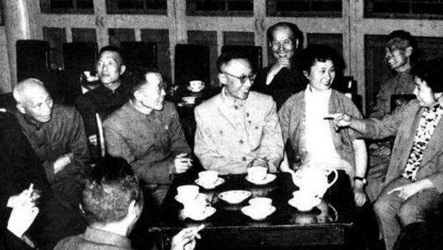 溥仪再婚去办结婚证,工作人员问了溥仪一个问