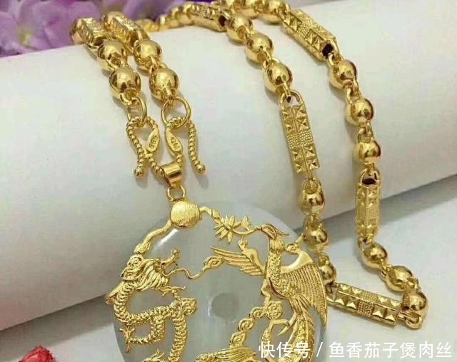 气场戴样的金饰品有牌面有女生?裙子看了女生穿无袖男人图片