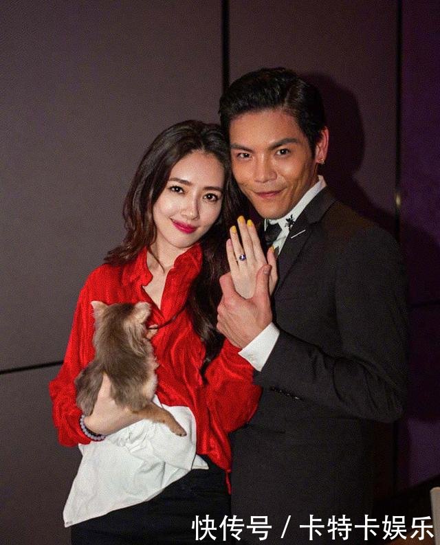 向佐郭碧婷订婚后首晒合照,向太晒5.03克拉独