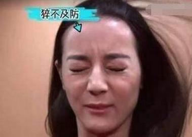 为证明没整容女星们够拼的,杨颖用夹子夹脸,她