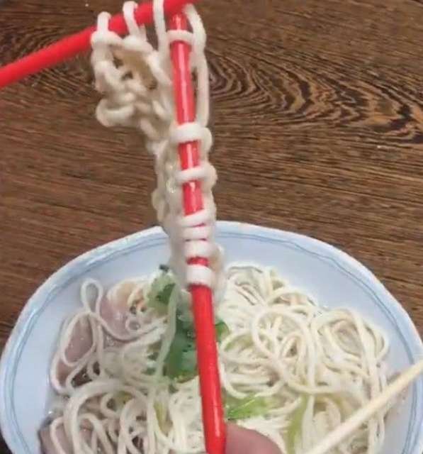 女子用面条织毛衣,网友:这面条真好