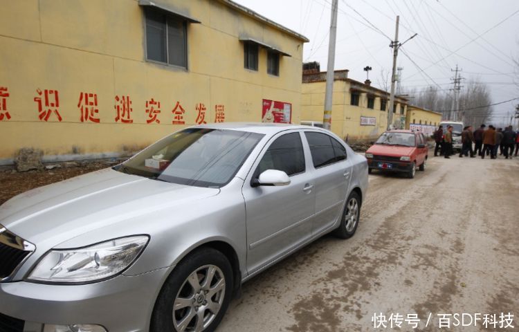 春节回农村老家，村里停满了汽车，混得好不好全看开的什么车