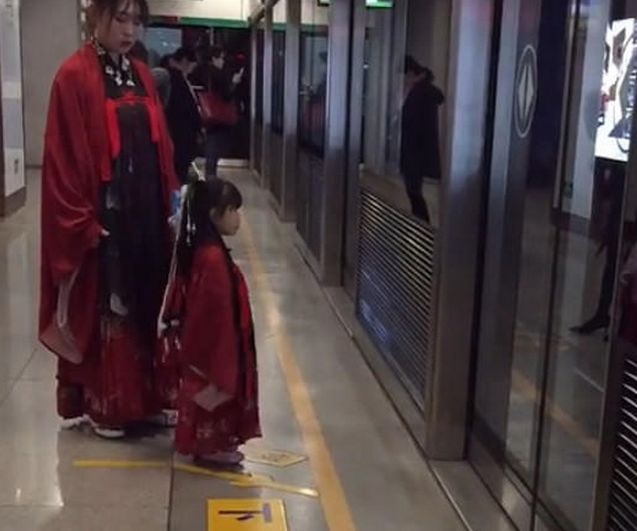 女子深夜坐地铁,看见穿古装红衣服的母女,母女