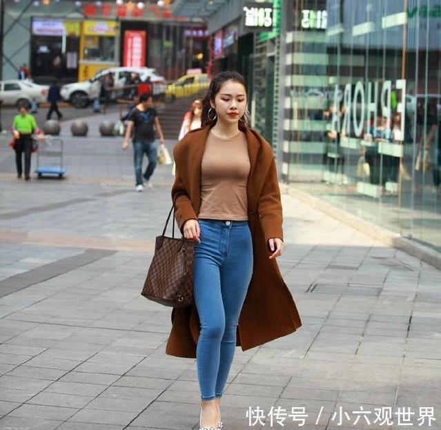 街拍:气质姐姐破洞紧身牛仔裤凹凸有致,就是拍